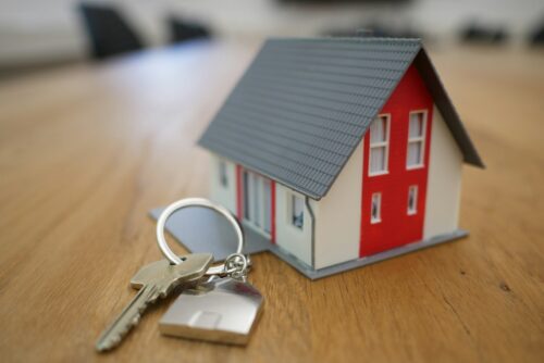 Image of a key and a model house